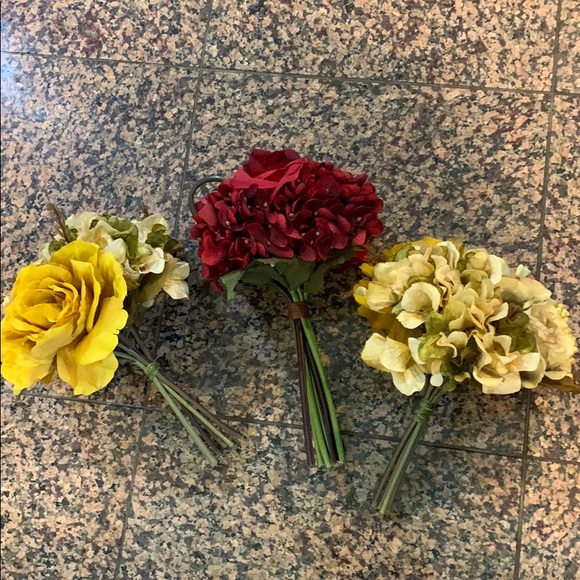 3 small floral bouquets, one red and 2 golden. - Picture 2 of 4